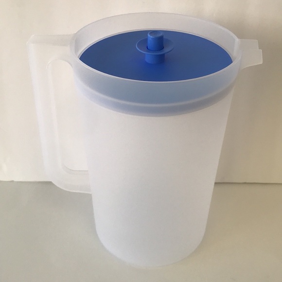 New Tupperware Classic Sheer Pitcher 4 Liter Clear & Blue Lid - Picture 1 of 8